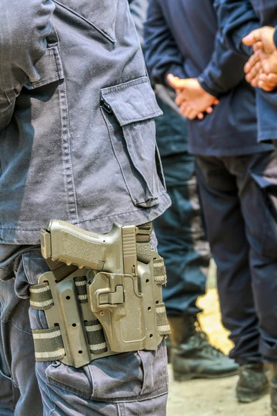 Policeman and gun — Stock Photo, Image