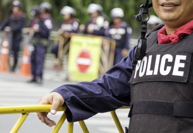 Polis kalabalığı kontrol memuru