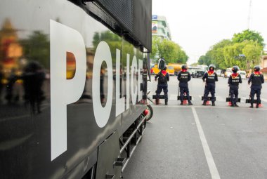 Polis kalabalığı kontrol memuru