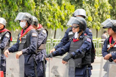 Polis kalabalığı kontrol memuru