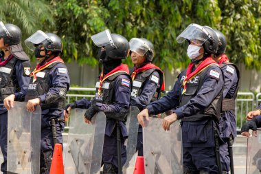 Polis kalabalığı kontrol memuru