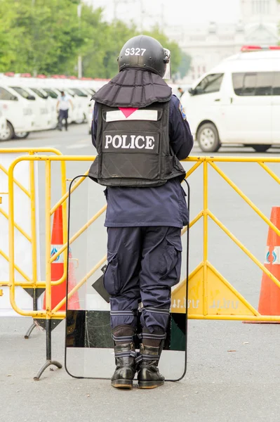 Policía oficial de control de multitud — Foto de Stock