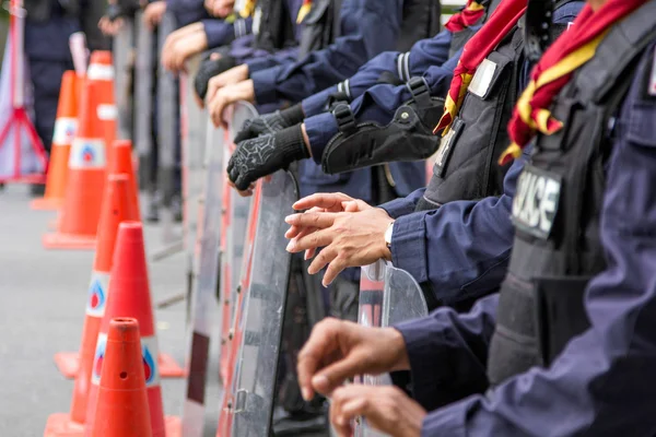 Polizei kontrolliert Menschenmenge — Stockfoto