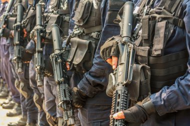 Polis memuru tüfekle düzenliyor