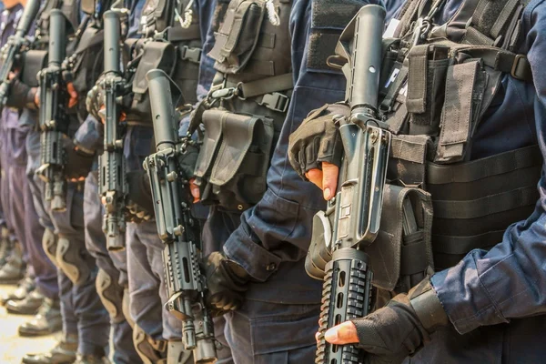 Un policier tient avec un fusil — Photo