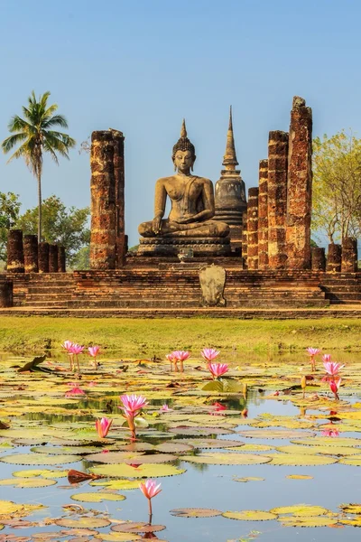 Posąg Buddy w wat mahathat w park historyczny sukhothai, thailand — Zdjęcie stockowe