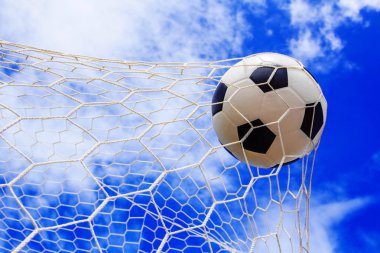 Futbol topu gol mavi gökyüzü ile