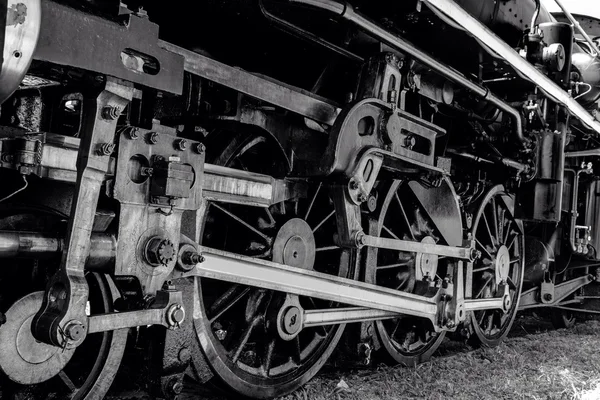 Zwart-wit van grunge antieke stoom trein wiel — Stockfoto
