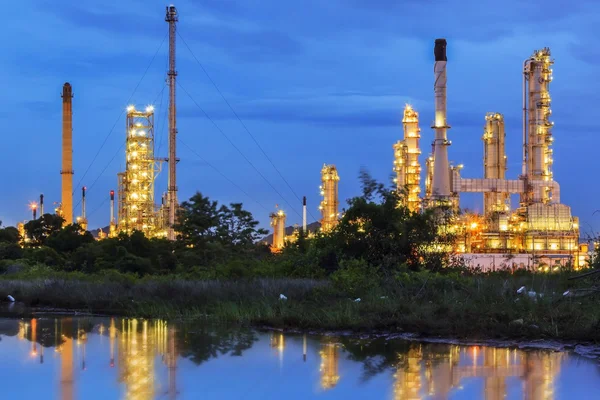 Planta petroquímica à noite — Fotografia de Stock