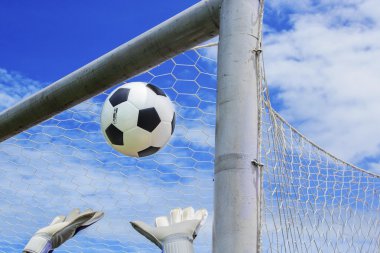 Futbol topu gol mavi gökyüzü ile