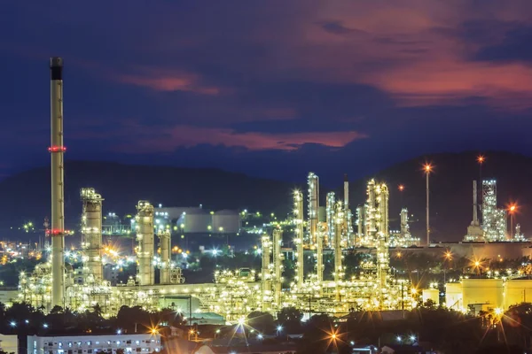 Planta petroquímica à noite — Fotografia de Stock