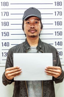 Beyaz bir kağıt tutan adam