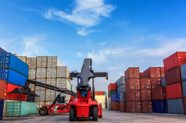 Caja de contenedores de manejo de carretillas elevadoras — Foto de Stock