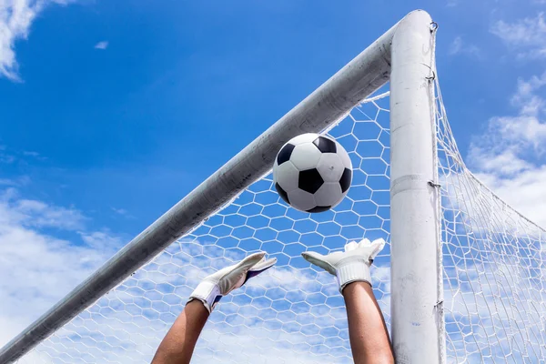 Bola de futebol em gol — Fotografia de Stock