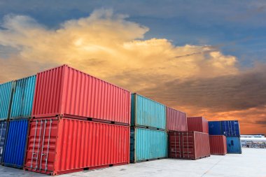 gestapelde cargo containers 