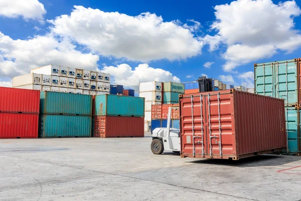 Carrello elevatore che gestisce la scatola del contenitore — Foto Stock