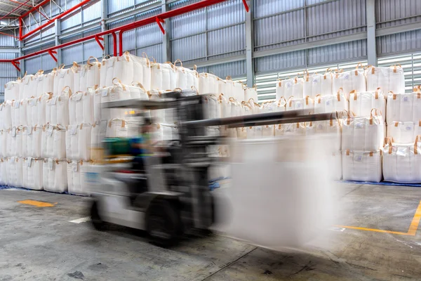 Vorkheftruck loader in magazijn — Stockfoto