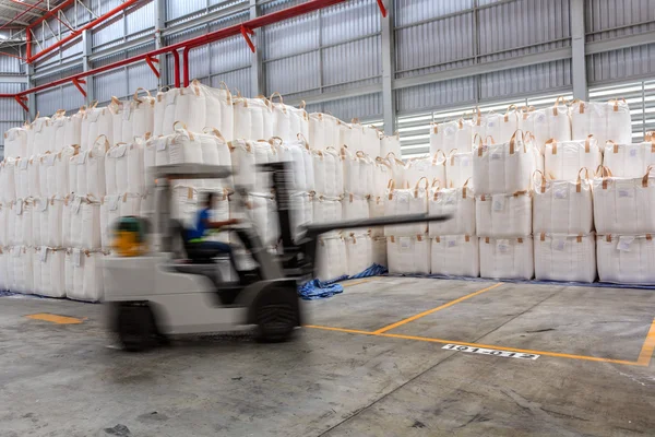 Vorkheftruck loader in magazijn — Stockfoto