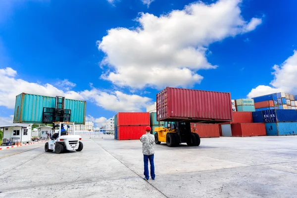 Carretilla elevadora que maneja la caja del envase — Foto de Stock