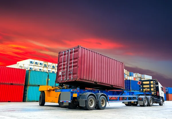 Forklift handling the container box — Stock Photo, Image