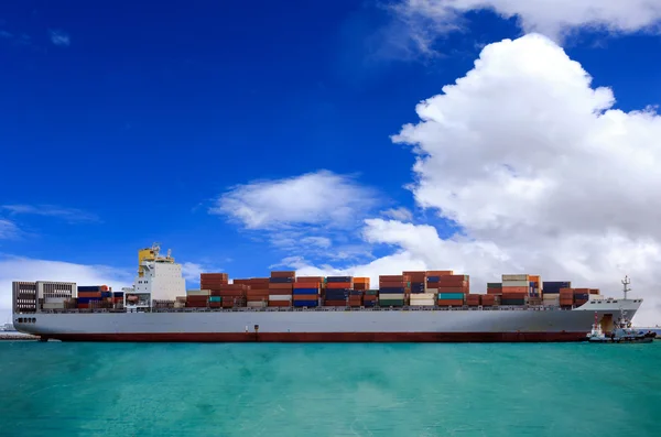 Вантажне судно контейнер — стокове фото
