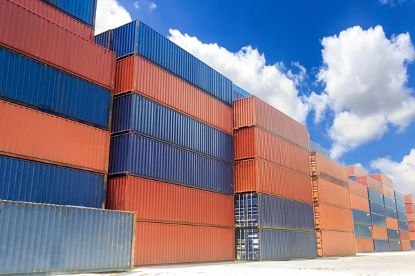 Stapeln von Containern — Stockfoto