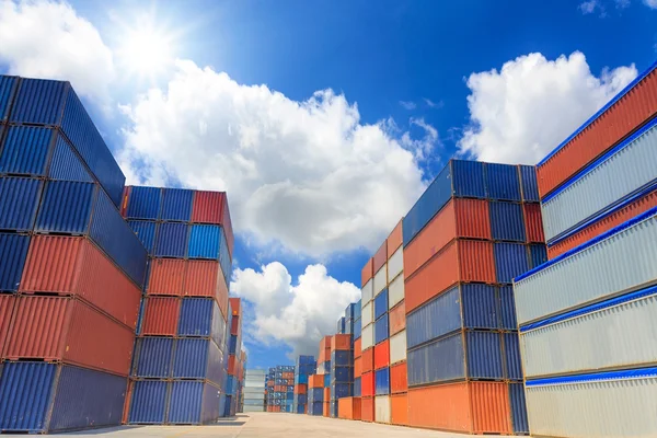 Containers vak stapelen — Stockfoto