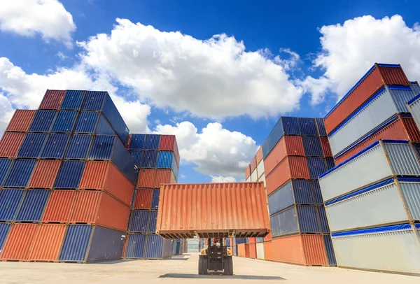 Carretilla elevadora que maneja la caja del envase —  Fotos de Stock