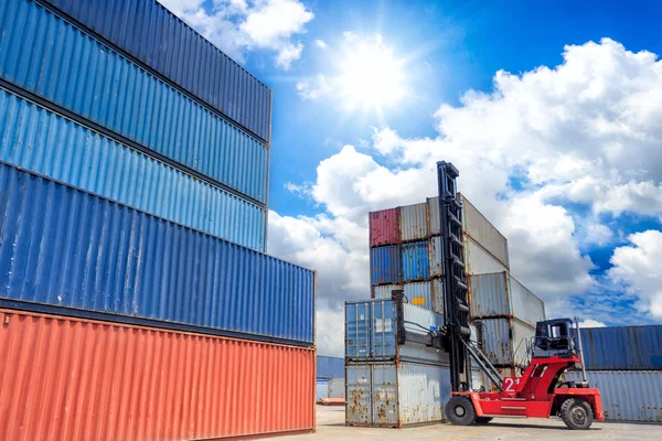 Forklift handling the container box — Stock Photo, Image