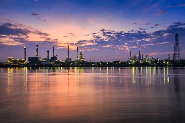 Refinaria de petróleo — Fotografia de Stock