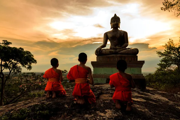 Estatua de Buda y novicio al atardecer — Foto de Stock