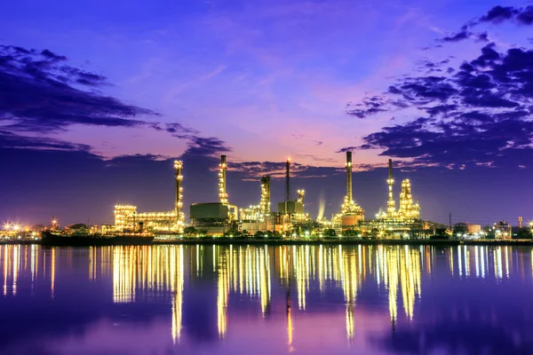 炼油厂在黄昏时分在湄南河旁边 — 图库照片