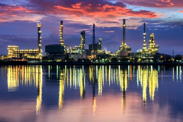 Refinería de petróleo al atardecer junto al río Chao Phraya —  Fotos de Stock