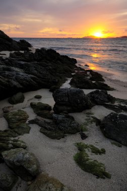 günbatımı Sahil kayalar üzerinde