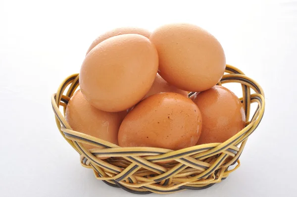 Uova marroni nel cestino — Foto Stock