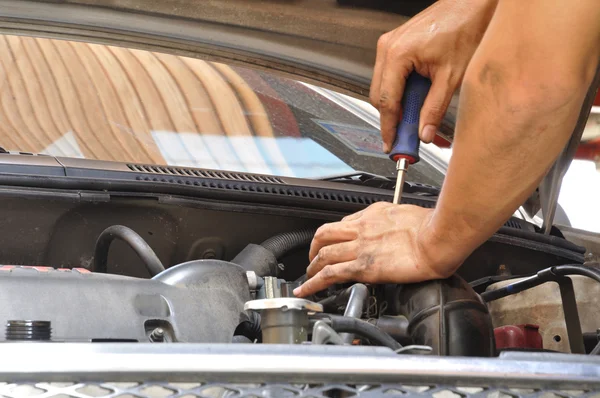 Mechanic doing unscrew — Stock Photo, Image