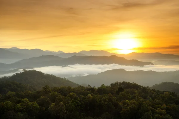 Sunrise on high peaks. — Stock Photo, Image