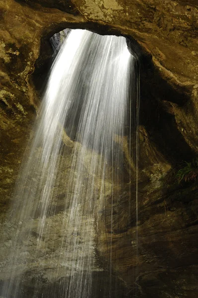 Cachoeira flui em buracos . — Fotografia de Stock