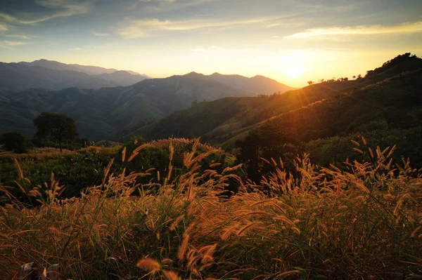 Sonnenuntergänge über den Bergen. — Stockfoto