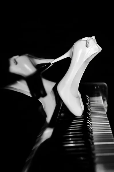 Scarpe bianche su un pianoforte verticale — Foto Stock