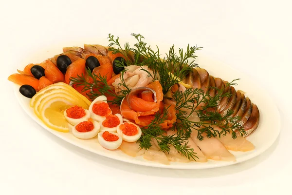 Arenque de peixe variado, salmão, caviar vermelho, decorado com limão , — Fotografia de Stock