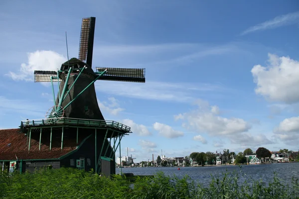 Mulini a vento nel villaggio olandese di Holland . — Foto Stock