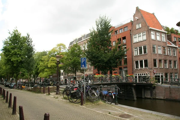 Amsterdam canal y bicicletas — Foto de Stock