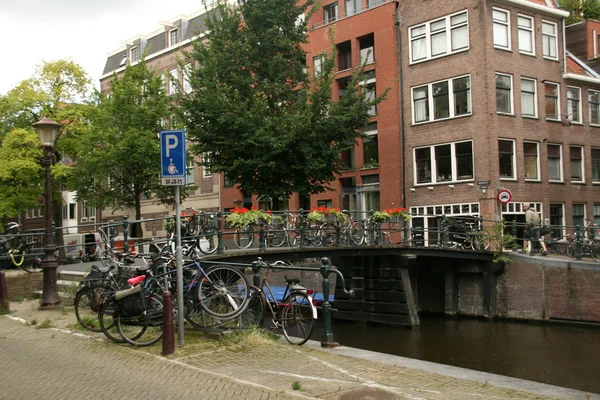 Amsterdamse gracht en fietsen — Stockfoto