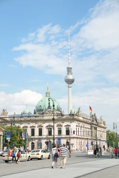 Tourists walk through Berlin — Stock Photo, Image