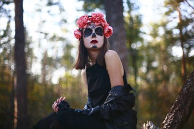 Cadılar Bayramı makyaj, santa muerte ile kız