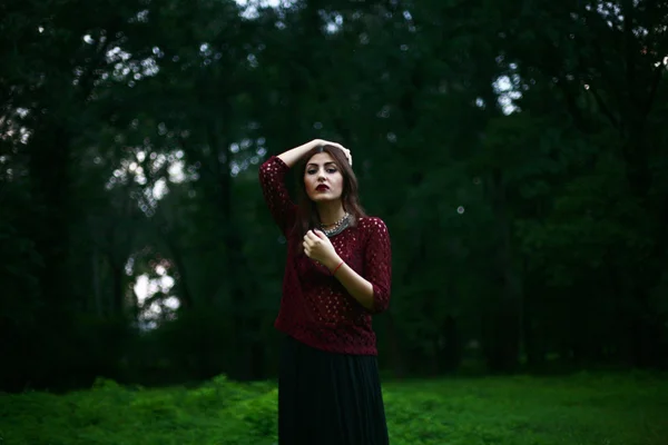 Dziewczyna mody w drewnie — Zdjęcie stockowe