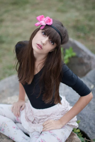 Fille en couronne de roses dans le jardin botanique — Photo