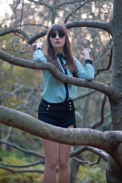 Bella ragazza in posa nel parco — Foto Stock