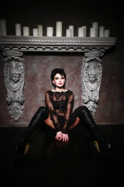 candels yakın katta oturan Gotik kız